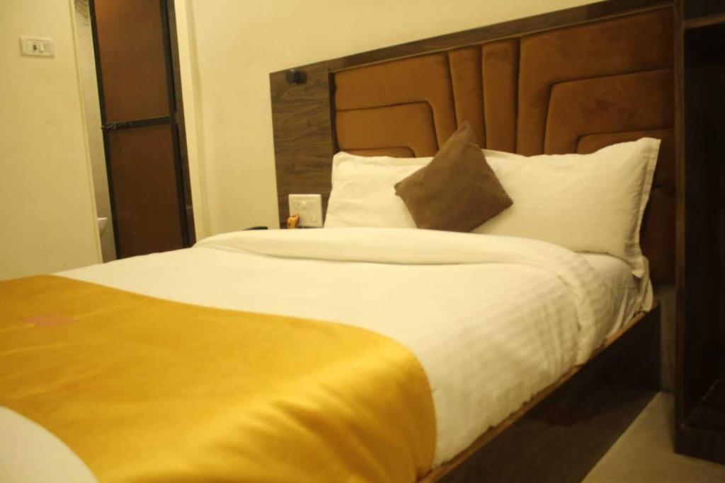Postel nebo postele na pokoji v ubytování Hotel Siddharth Residency- Siddharth Nagar, Goregaon West