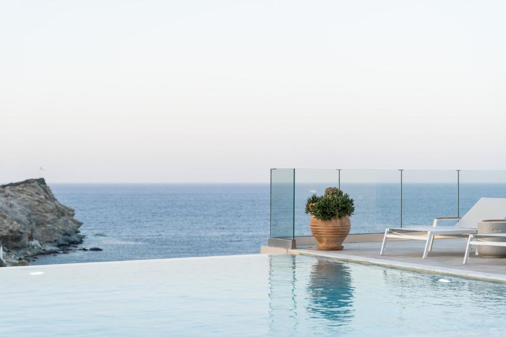 basen z widokiem na ocean w obiekcie Amazing View Villa Aliki with Infinity Pool & Spa w mieście Ligaria