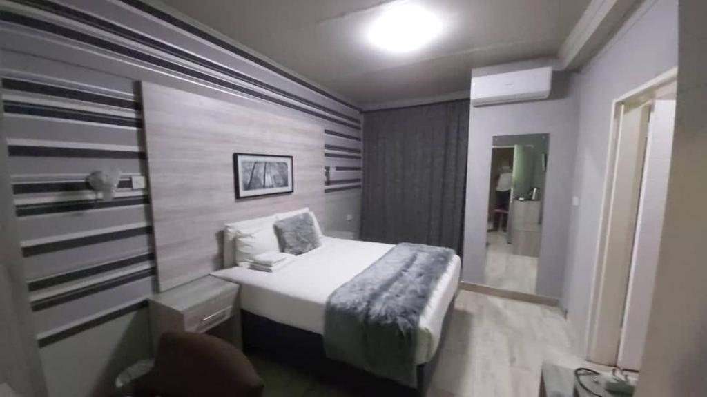 Tempat tidur dalam kamar di Luxe Haven Suites