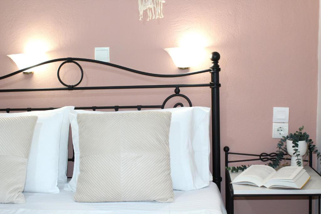 Postel nebo postele na pokoji v ubytování Fissas Rooms