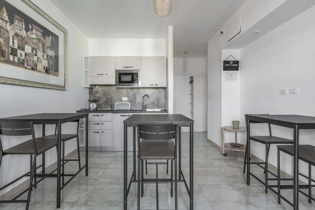 una cucina con sgabelli neri e piano di lavoro di B&B Appia a Brindisi