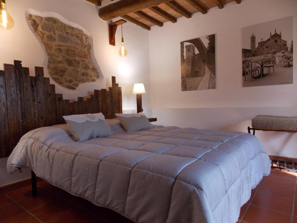 sypialnia z dużym łóżkiem z niebieską pościelą w obiekcie Podere Casanovola appartamento LA QUERCIA w mieście Massa Marittima