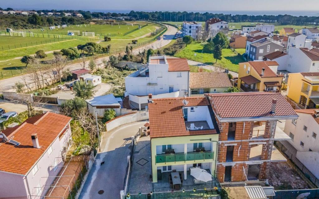 z góry widok na miasto z domami w obiekcie Holiday house for 11 persons in Medulin with sea view, terrace, air conditioning, WiFi 3486-4 w Medulinie