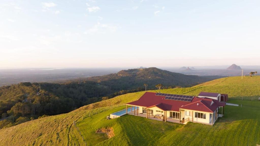 Private Estate - Panoramic Views في Bald Knob: اطلالة جوية على منزل على تلة