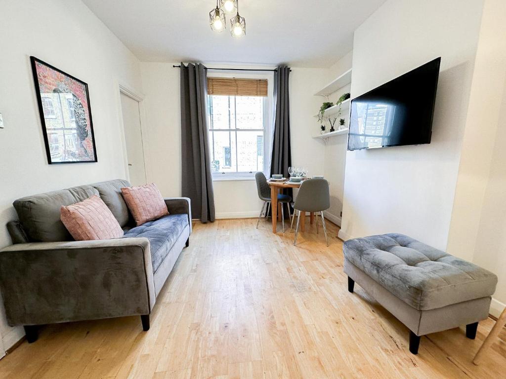 Svetainės erdvė apgyvendinimo įstaigoje Elegant 1BR Flat in the Heart of Hackney