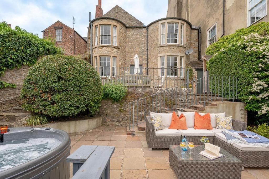 a patio with a tub in front of a house at 30 Frenchgate in Richmond