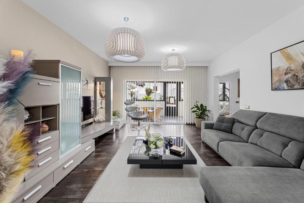 een woonkamer met een bank en een tafel bij Casa Lyrata in Costa Teguise