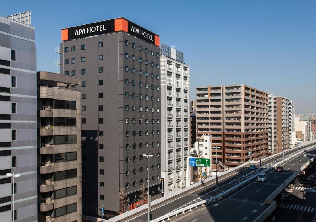 東京にあるアパホテル〈上野駅北〉の標識のある高層ビル