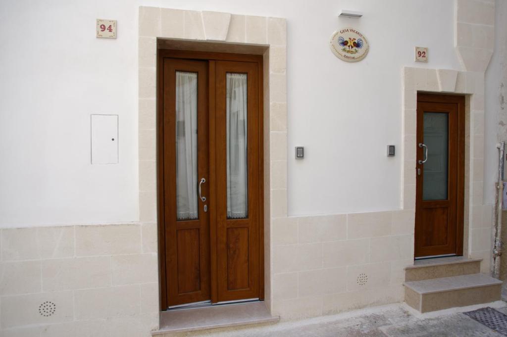 duas portas de madeira na lateral de um edifício em Casa Vacanze Ranieri em Grottaglie