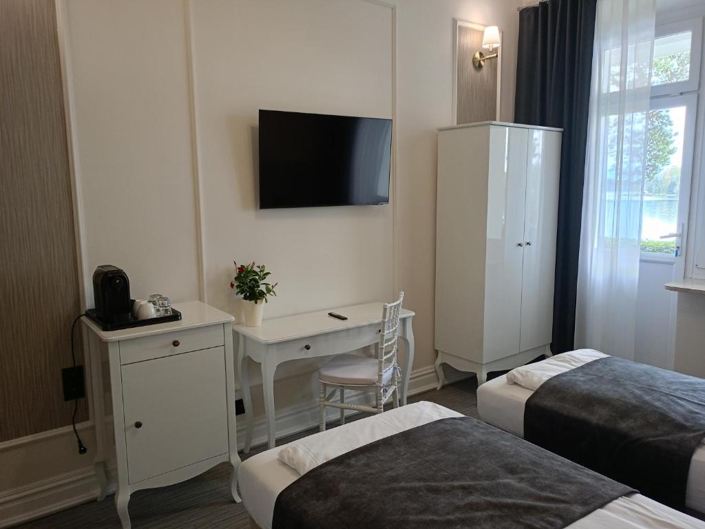 Oficerski Yacht Club - Chambre Double Ou Lits Jumeaux Avec Vue Sur Lac