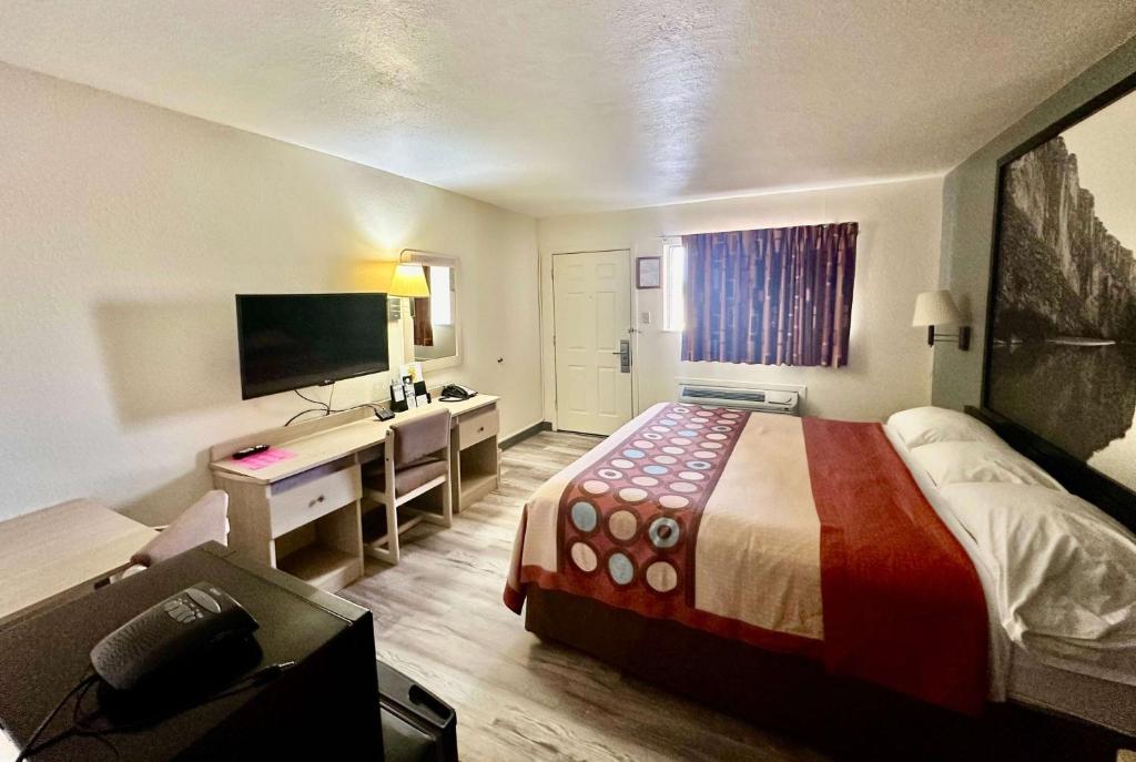Super 8 by Wyndham Athens TX - Kamer Met Kingsize Bed - Roken