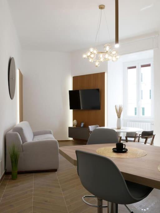 Hotel Stans Dolce Lusso Basilica San Giovanni, a living room with a table and a dining room at Stans Dolce Lusso Basilica San Giovanni in Rome