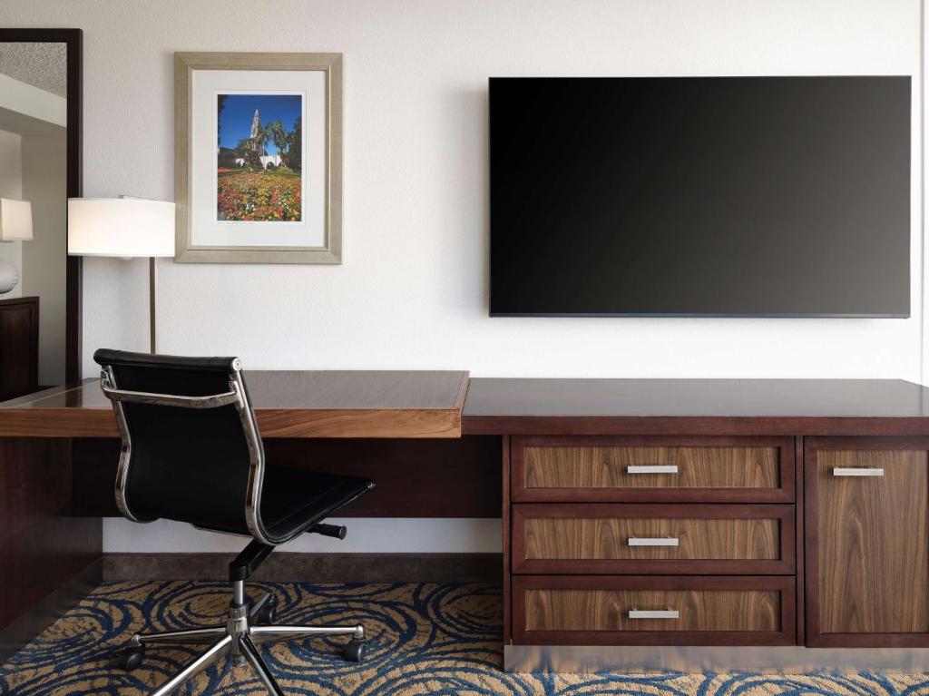 DoubleTree by Hilton San Diego Del Mar - Queen Room With Two Queen Beds