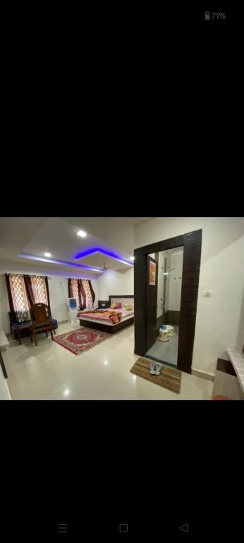 ein Wohnzimmer mit blauem Licht an der Decke in der Unterkunft bombay rejency hotel in Pachmarhi
