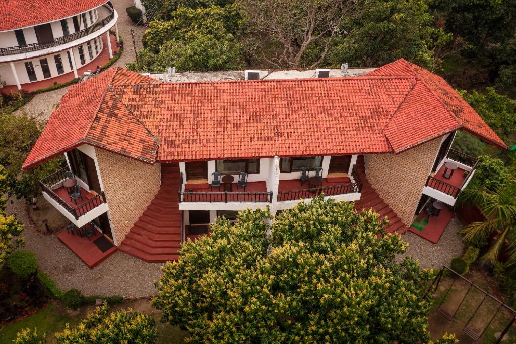 een uitzicht op een huis met een oranje dak bij Hridey Retreat Resort in Rāmnagar