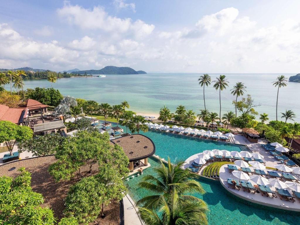 Pullman Phuket Panwa Beach Resort في شاطئ بنوا: اطلالة جوية على المسبح في المنتجع