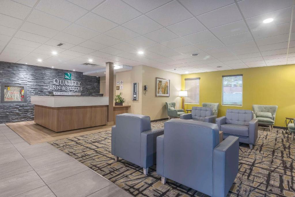 una sala de espera en un hospital con sillas y un mostrador en Quality Inn & Suites Downtown Windsor, ON, Canada en Windsor
