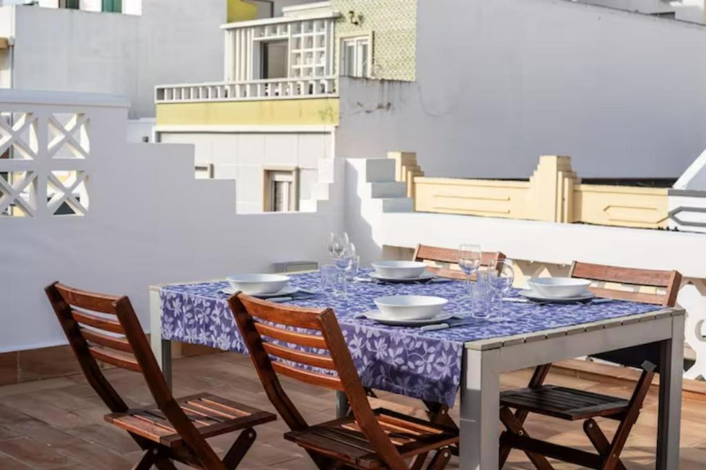tavolo da pranzo con sedie e tovaglia viola di BLife Galya private rooms a Faro