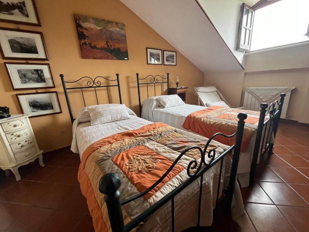 een slaapkamer met 2 bedden en een raam bij Bed & Breakfast La Costa in Cassino
