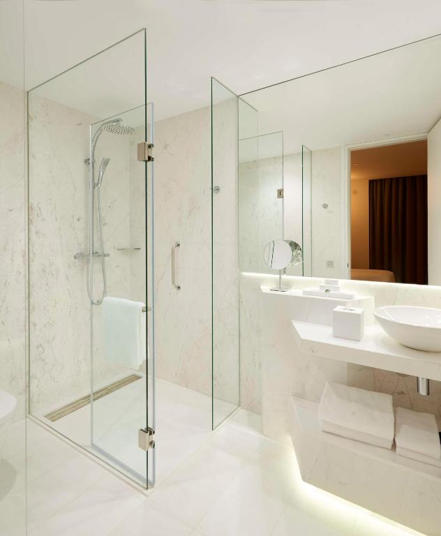 Um banheiro em Hyatt Centric Gran Via Madrid