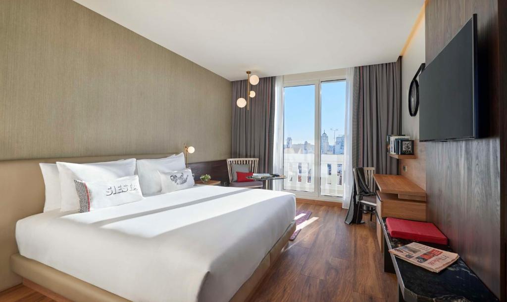 Cama ou camas em um quarto em Hyatt Centric Gran Via Madrid