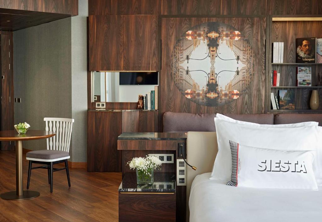 Cama ou camas em um quarto em Hyatt Centric Gran Via Madrid