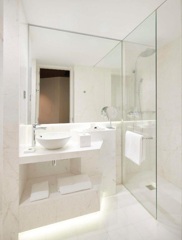 Um banheiro em Hyatt Centric Gran Via Madrid