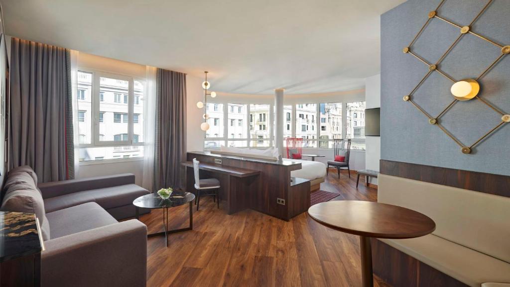 Uma área de estar em Hyatt Centric Gran Via Madrid