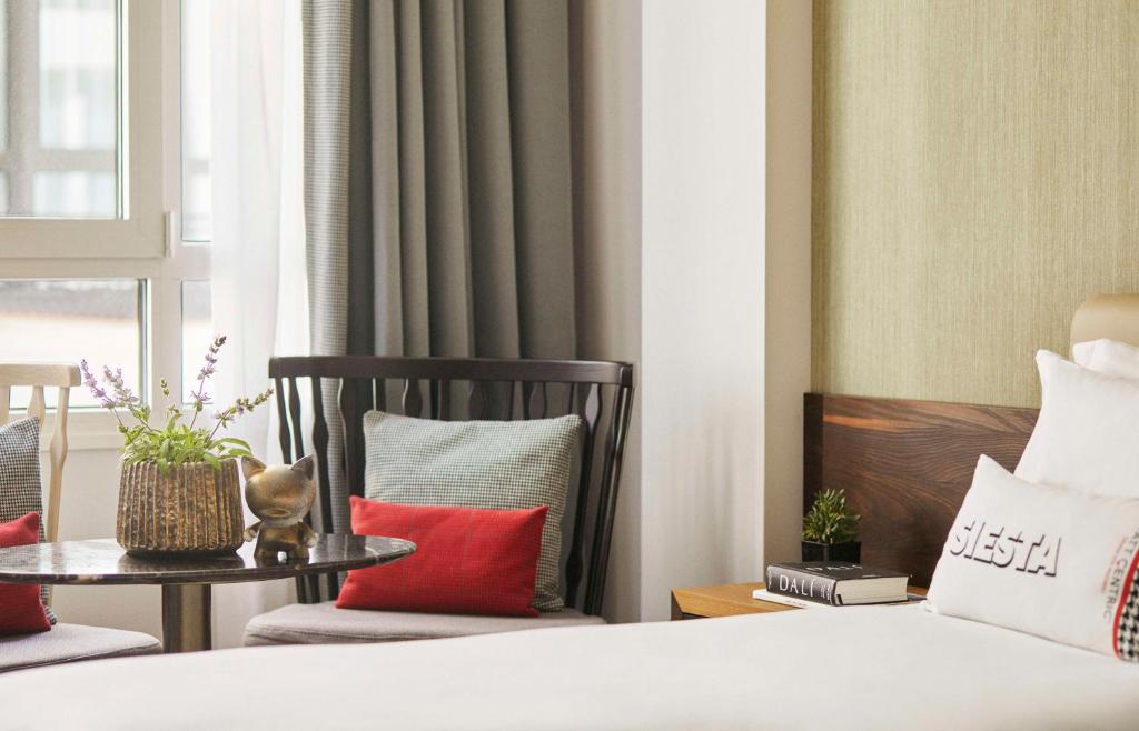 Cama ou camas em um quarto em Hyatt Centric Gran Via Madrid