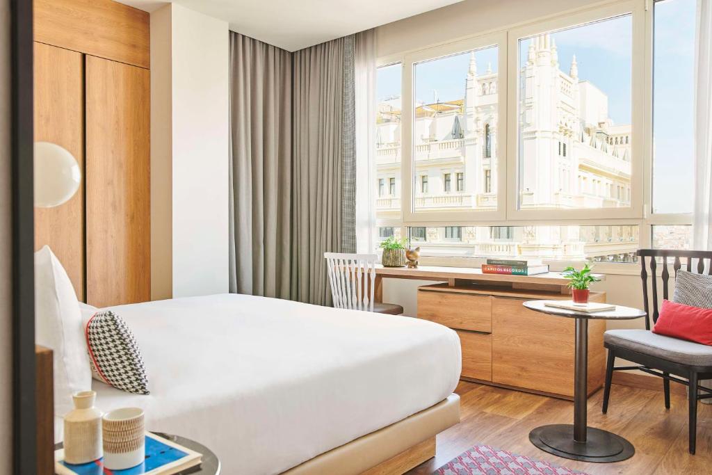 Cama ou camas em um quarto em Hyatt Centric Gran Via Madrid
