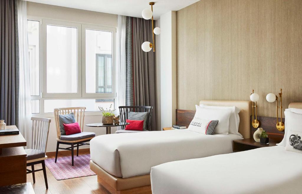 Cama ou camas em um quarto em Hyatt Centric Gran Via Madrid