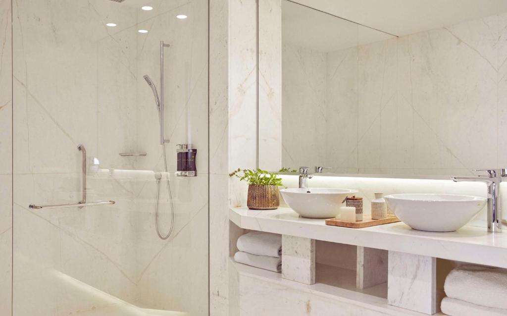Um banheiro em Hyatt Centric Gran Via Madrid