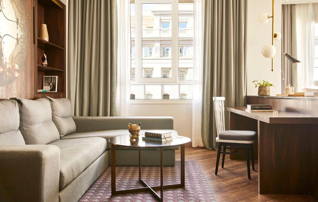 Uma área de estar em Hyatt Centric Gran Via Madrid