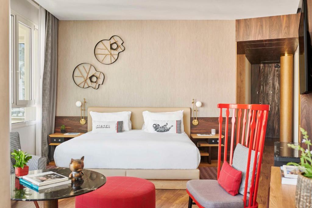 Cama ou camas em um quarto em Hyatt Centric Gran Via Madrid