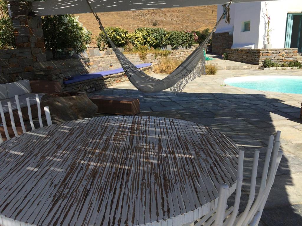 Bazén v ubytování Elli s seafront pool villa, w/sandy beach in Kea, Cyclades nebo v jeho okolí