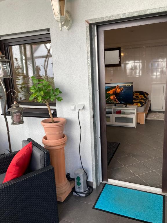 um quarto com uma porta aberta para uma sala de estar em Apartment mit Wintergarten und Terrasse in ruhiger Lage im schönen Taunus em Glashütten