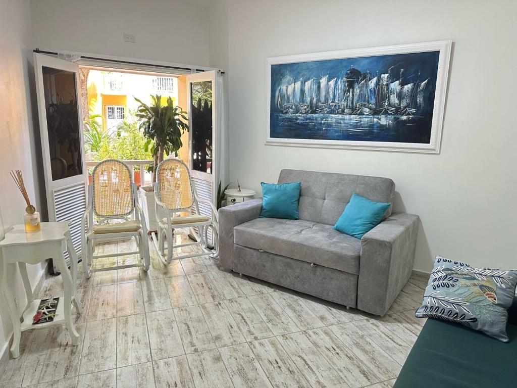 a living room with a couch and a chair at Hermoso apartamento en la Ciudad Amurallada Cartagena de Indias in Cartagena de Indias