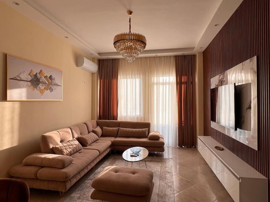 een woonkamer met een bank en een televisie bij Tirana Dry Lake Flat in Sauk