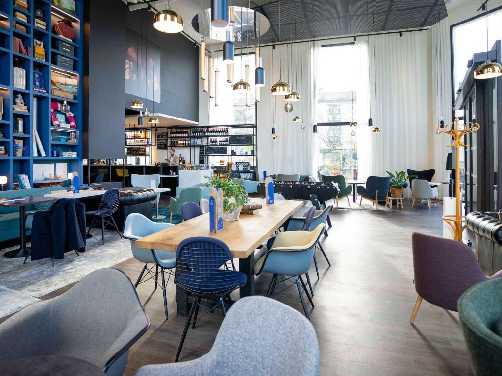 een restaurant met tafels en stoelen in een kamer bij ibis budget Saint Nazaire Centre Gare in Saint-Nazaire