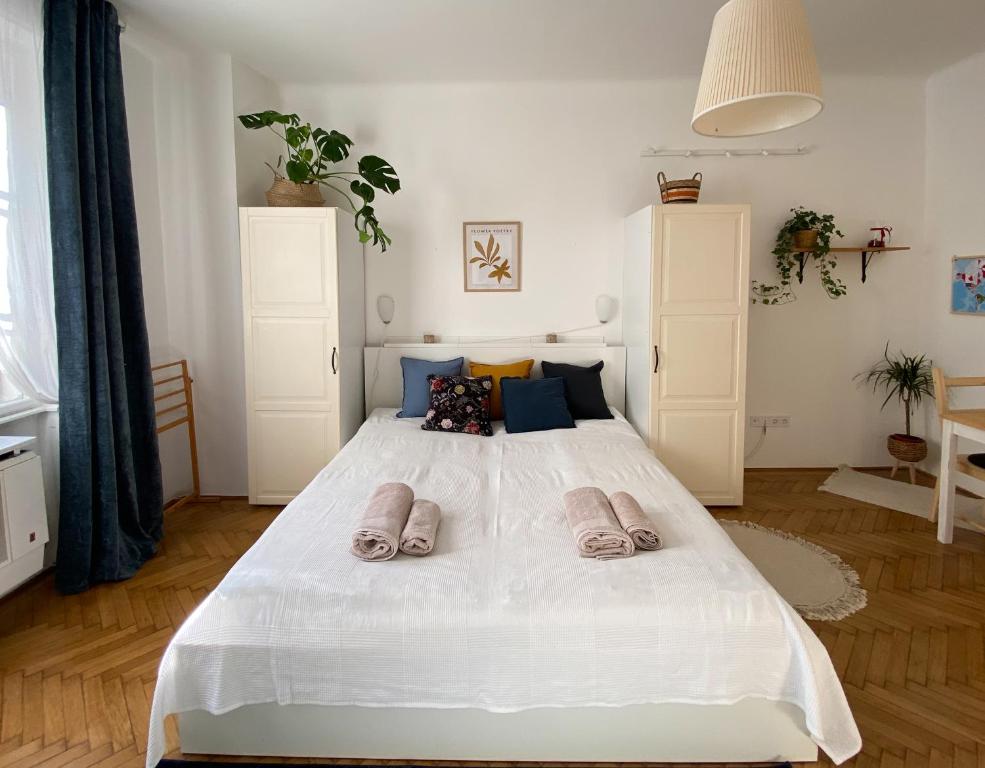 Кровать или кровати в номере Quiet apartment near Buda Castle