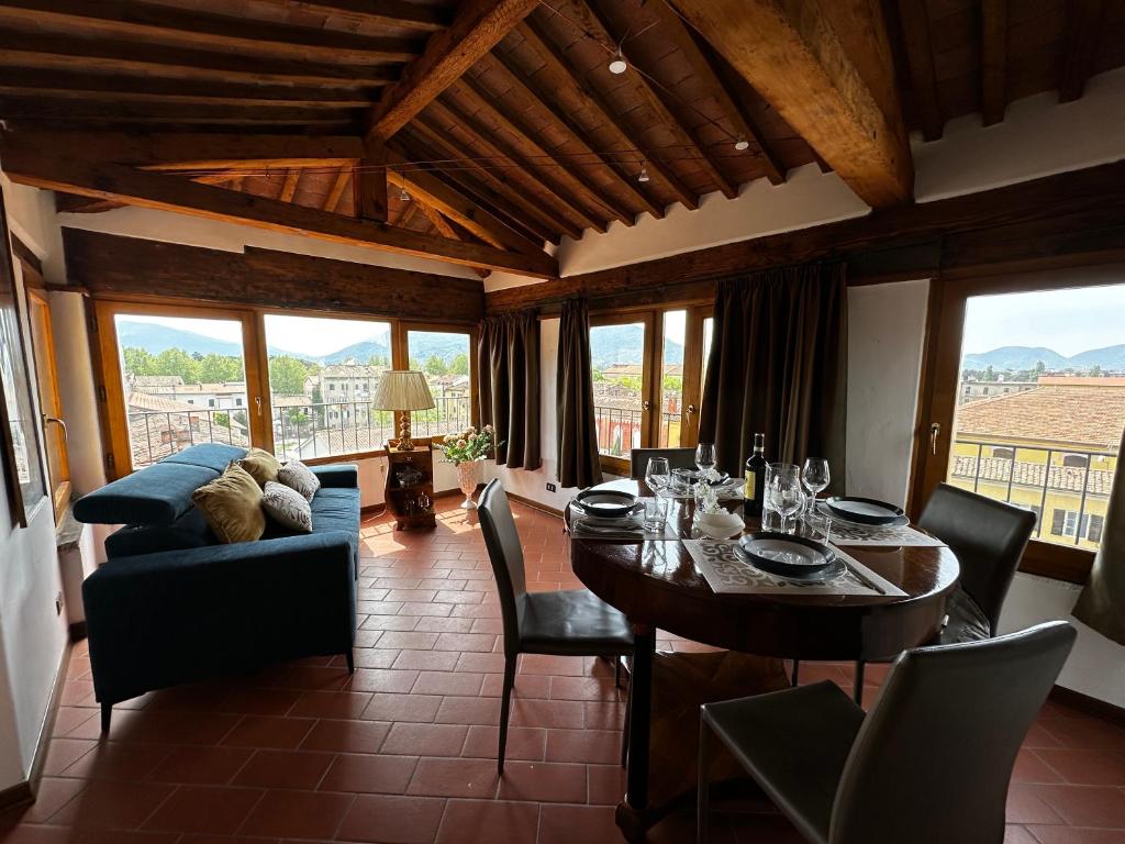 een woonkamer met een tafel en een bank bij Sunset San Romano in Lucca