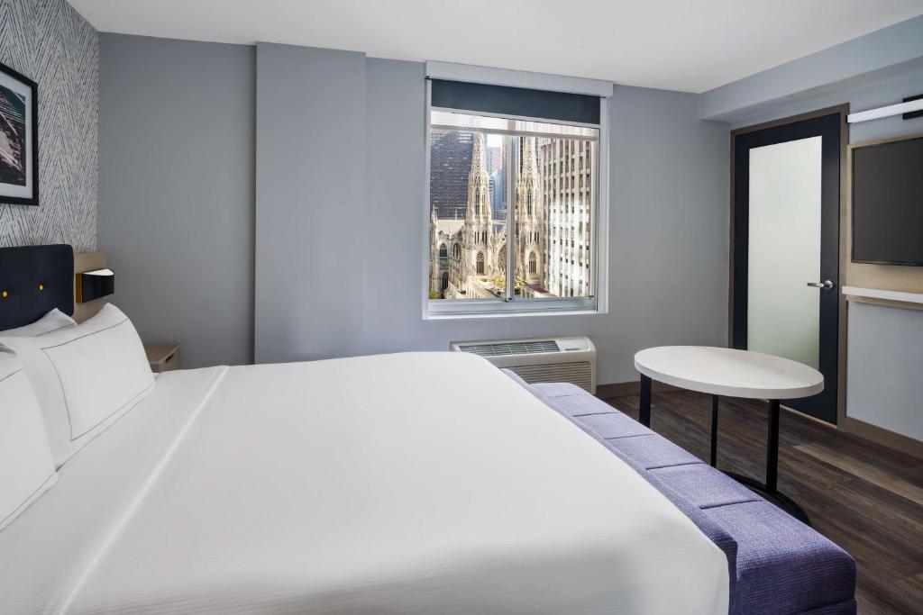 DoubleTree by Hilton New York Midtown Fifth Ave - King Room With Partial Landmark View