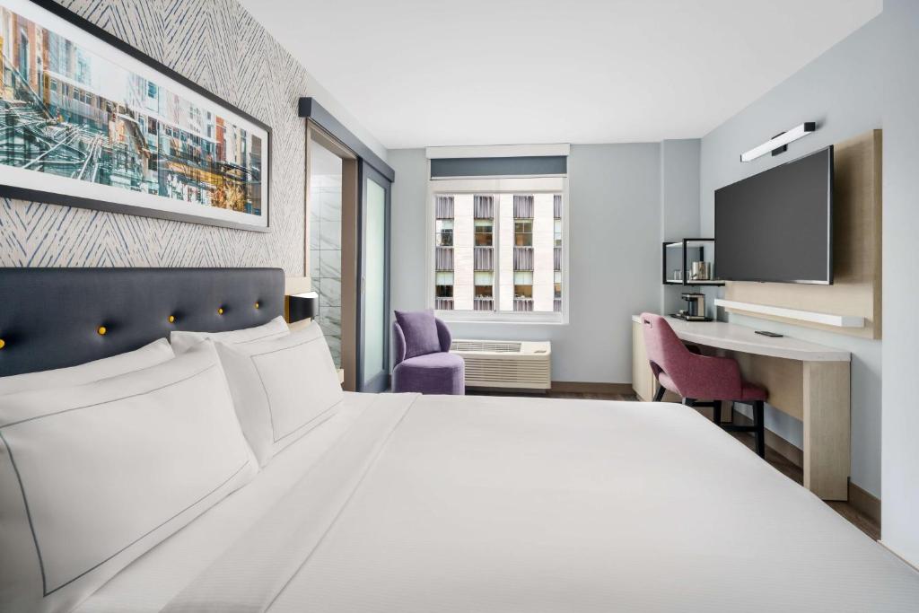 DoubleTree by Hilton New York Midtown Fifth Ave - Queen Room With Partial Landmark View