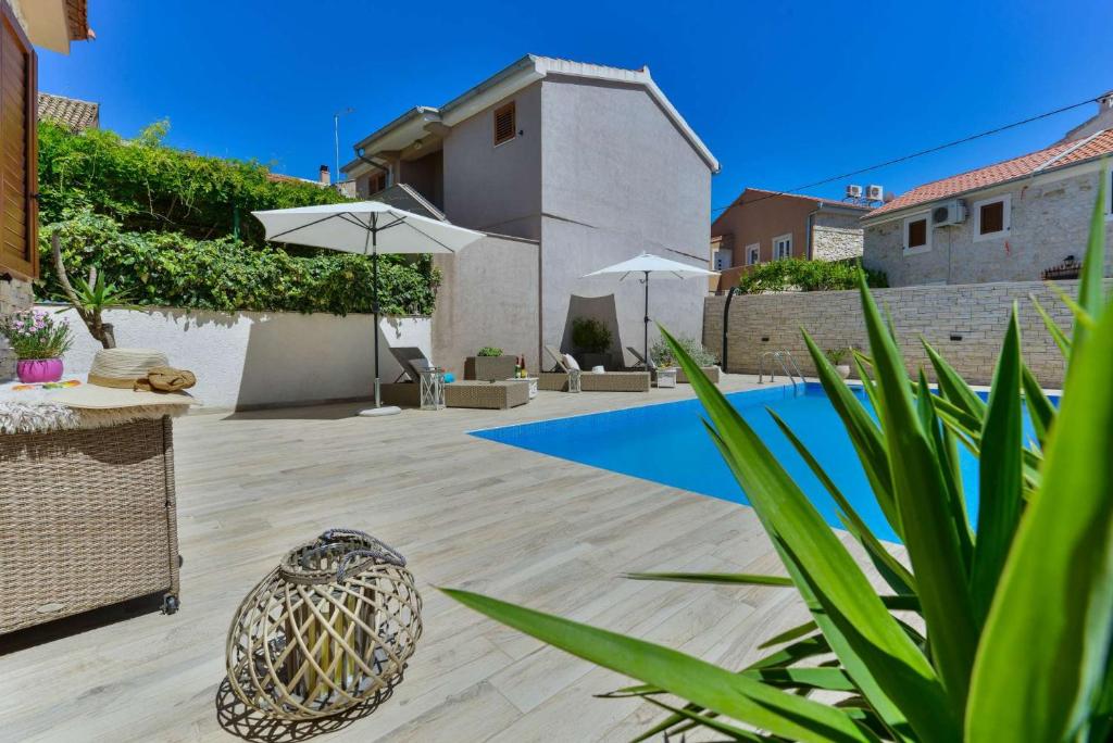 Bazén v ubytovaní Seaview Holiday Home GATSBY alebo v jeho blízkosti