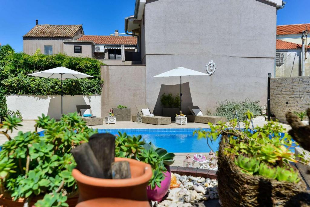 Bazén v ubytovaní Seaview Holiday Home GATSBY alebo v jeho blízkosti