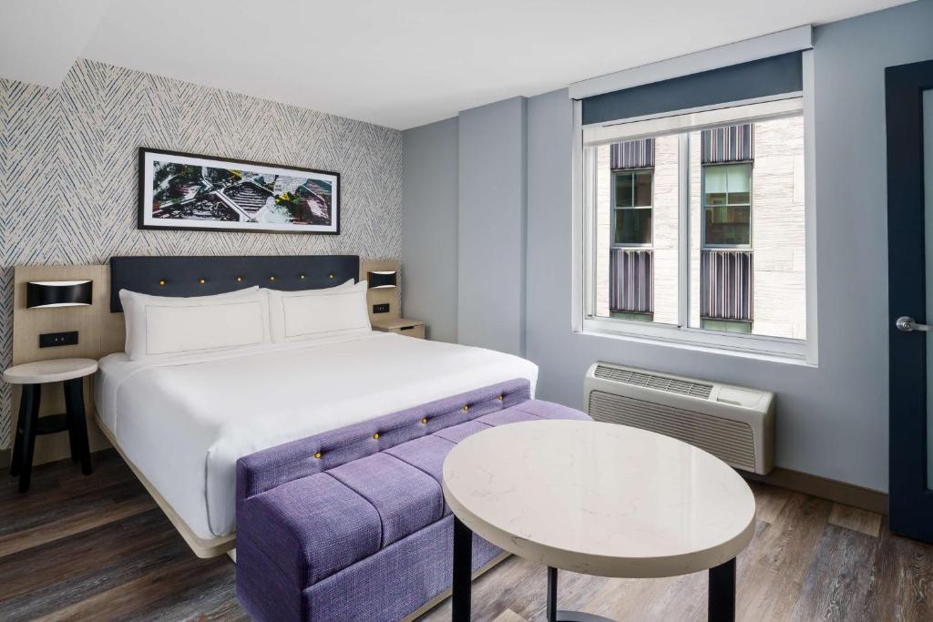 DoubleTree by Hilton New York Midtown Fifth Ave - King Room With Partial Landmark View
