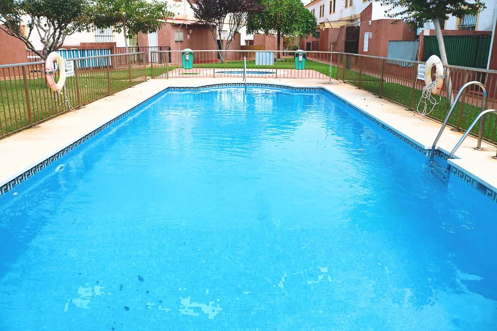 une grande piscine d'eau bleue dans l'établissement Casa Gracia Málaga Corazón de Andalucía, à Fuente de Piedra