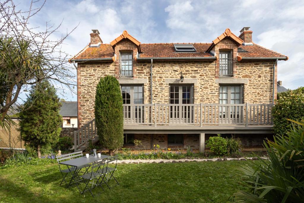 a large brick house with a yard in front of it at La Buissonnière - Maison à 5 min des plages in Le Minihic-sur-Rance