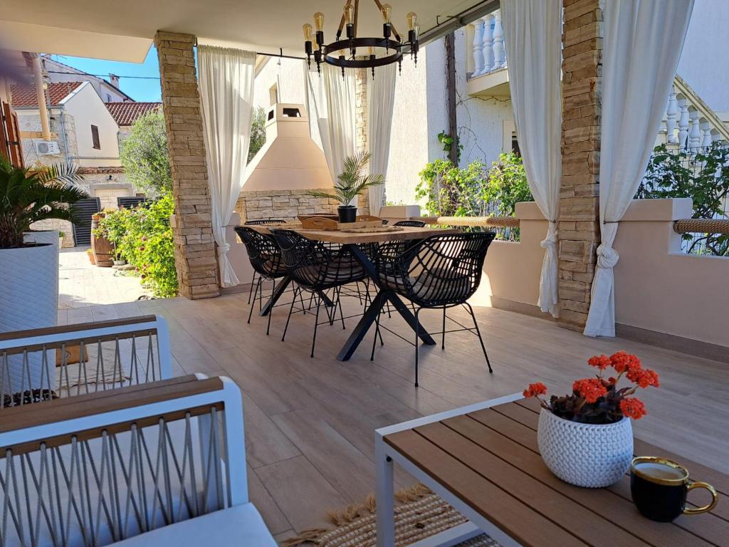 Patio alebo iná vonkajšia časť ubytovania Seaview Holiday Home GATSBY