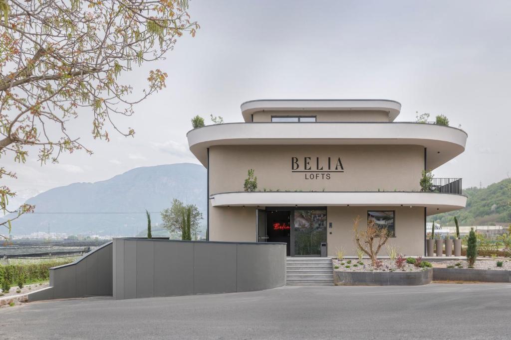 een gebouw met een bord dat bella waarheden leest bij Belia Lofts - ADULTS ONLY in Appiano sulla Strada del Vino
